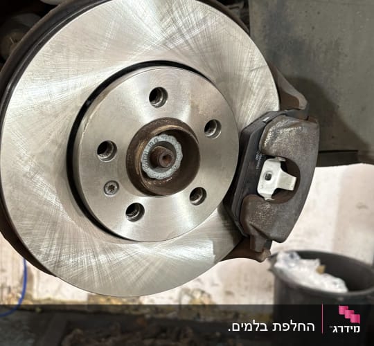 תמונה של דיסק בלם ברכב במוסך